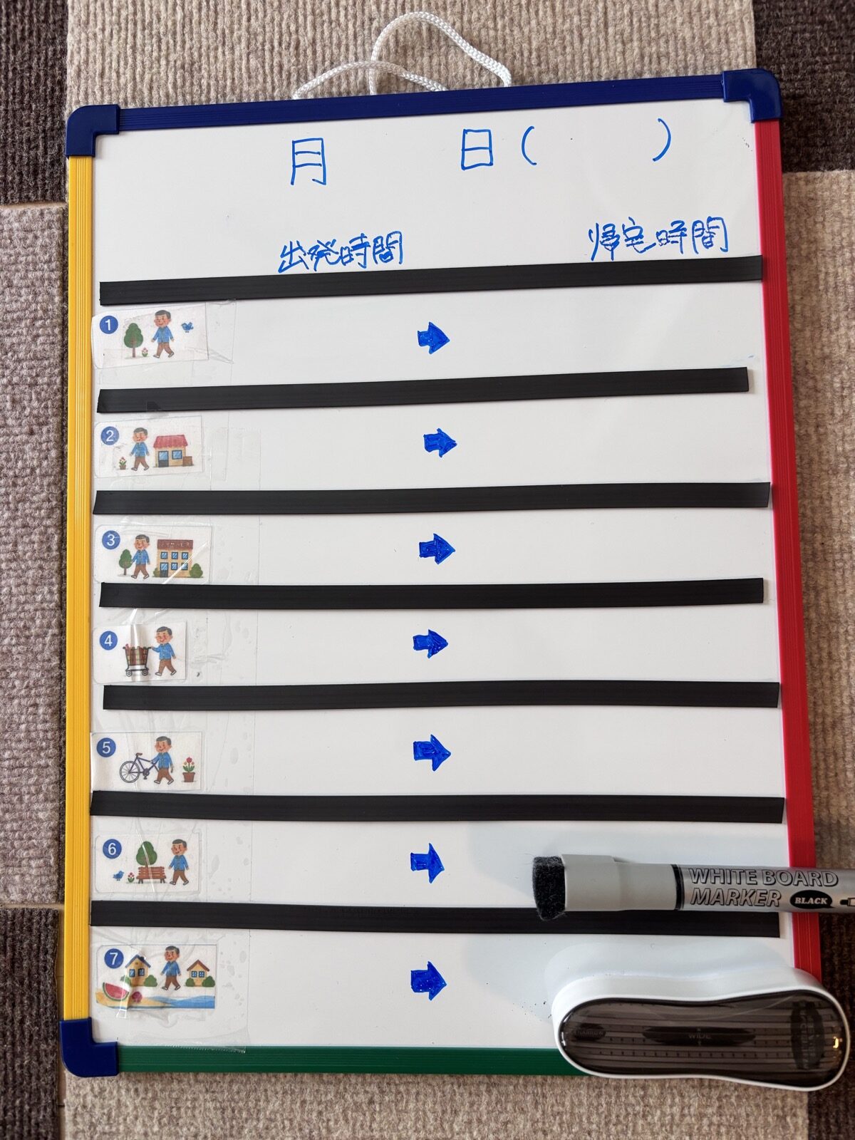 手作りのホワイトボード。日付欄と、出発時間から帰宅時間を書く欄が7段あり、各段に散歩や買い物のイラストを貼っている
