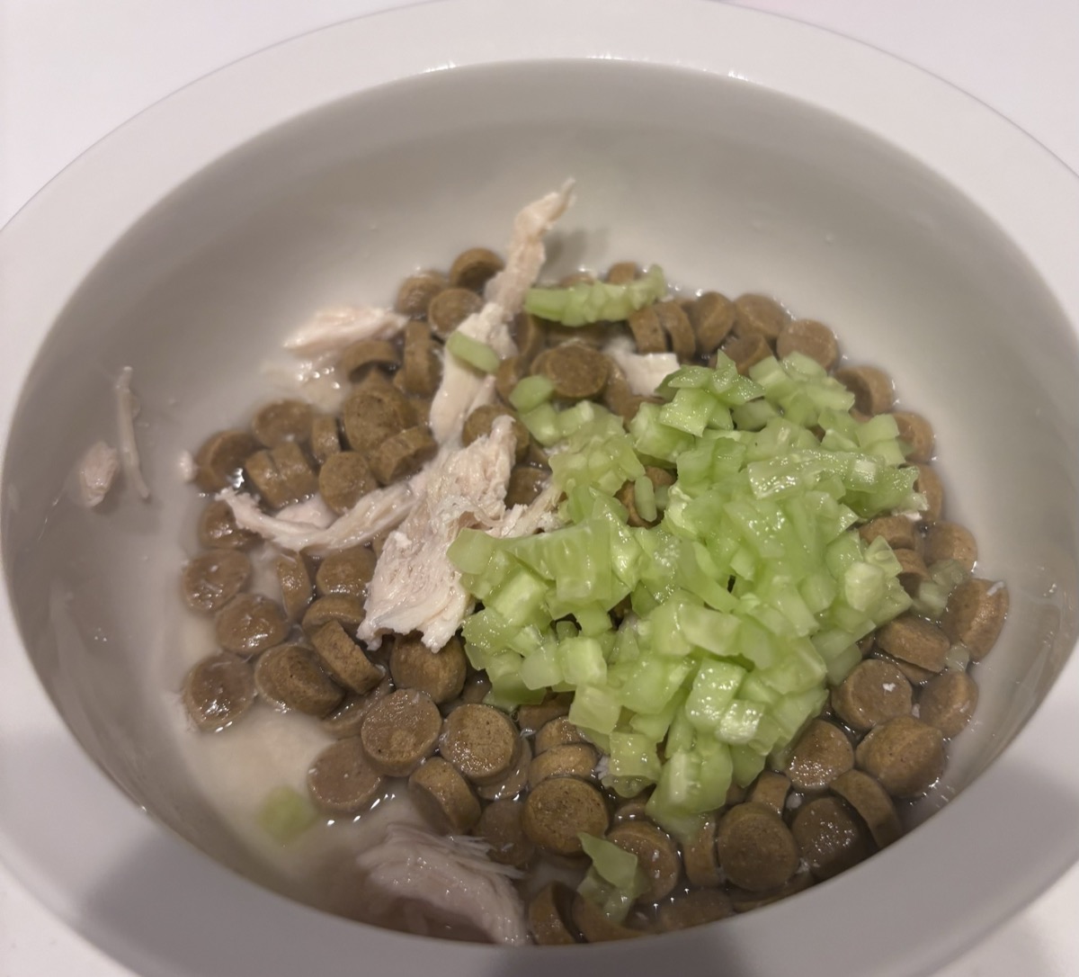 細かく刻んだきゅうりを乗せて