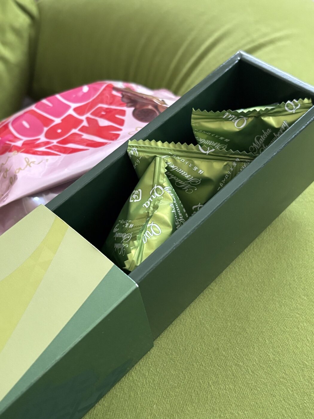 抹茶ストロベリーのチョコレート。箱を開けたところ