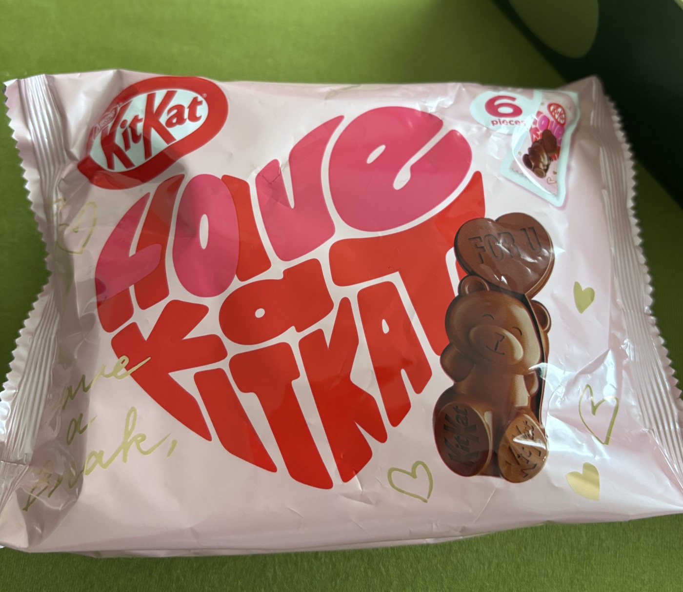 キットカットのハート柄パッケージ。くまのメッセージ入り
