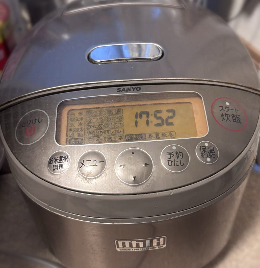 14年使ったSANYOの炊飯器。最後の日に撮りました